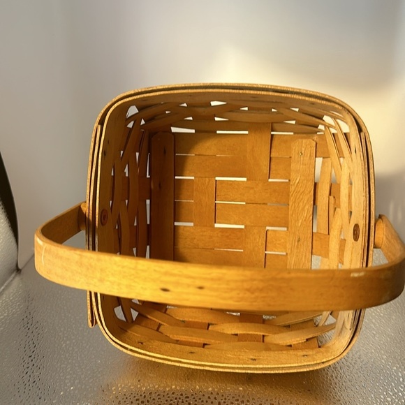 Longaberger berry basket. In very good used condition. 1996 basket. - Picture 5 of 6